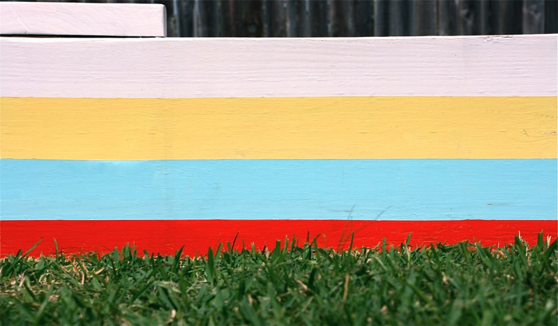 Caixa de areia pintada em várias cores