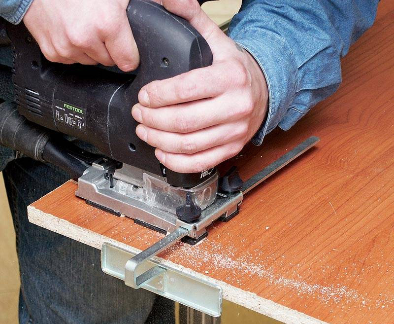 Sawing with a parallel stop