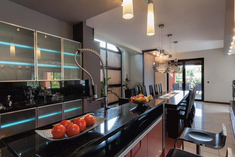 Lâmpadas e lustres na cozinha em alta tecnologia e estilo moderno