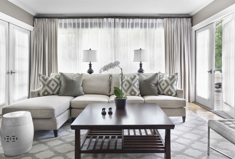 Moderna sala de estar nas cores brancas, cinza e verdes.
