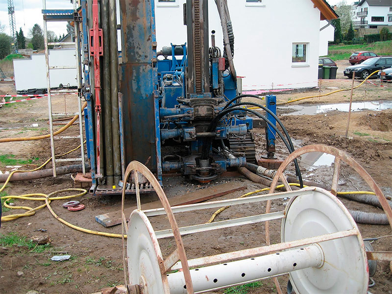 Drilling a well for a geothermal probe