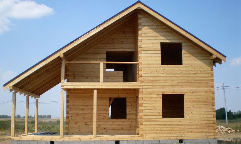 Revisões do desenvolvedor em casas de madeira perfilada