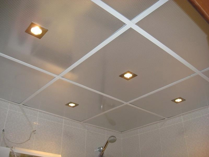 Vals plafond in de badkamer