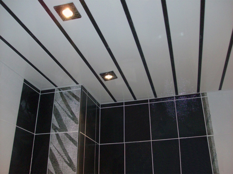 Lattenplafond in de badkamer