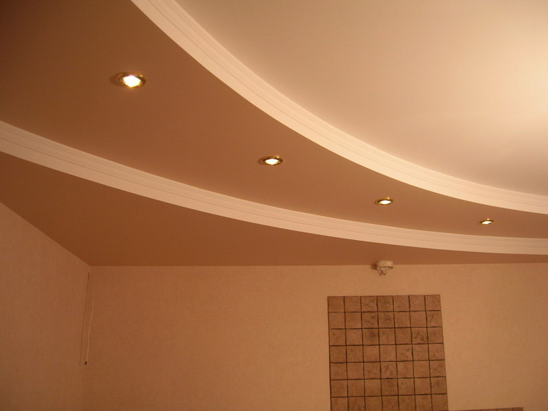 Diagonal multi-level ceiling