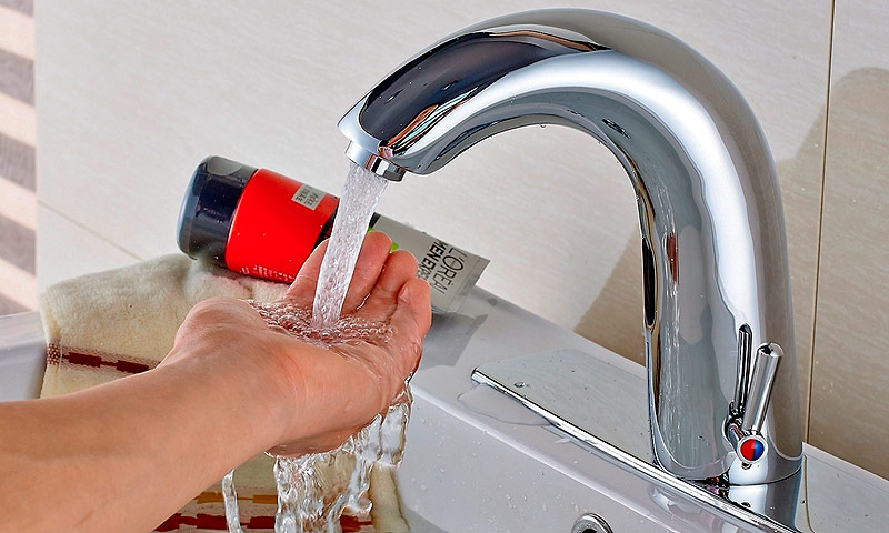 Hoe water te besparen in een appartement met een meter