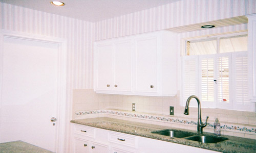 Striped kitchen with a wallpaper