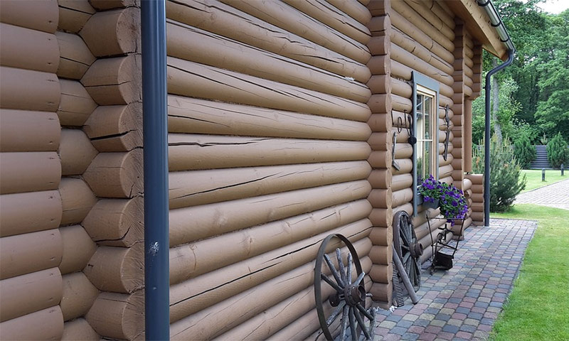 Hoe een houten huis buiten te schilderen, welke verf het beste is om te kiezen