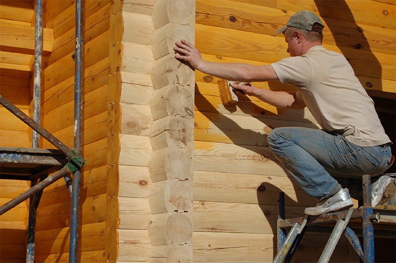 Бојање нове дрвене куће антисептицима