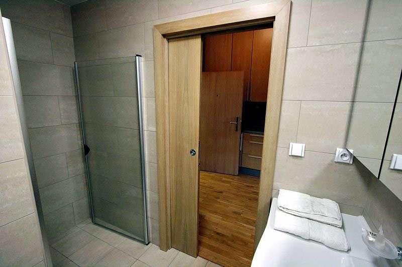 Bīdāmās vannas istabas durvis