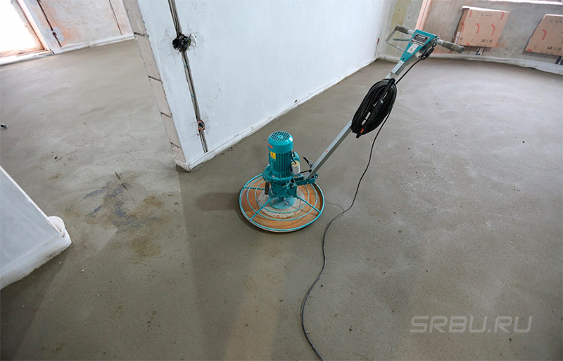 Flat surface of semi-dry screed