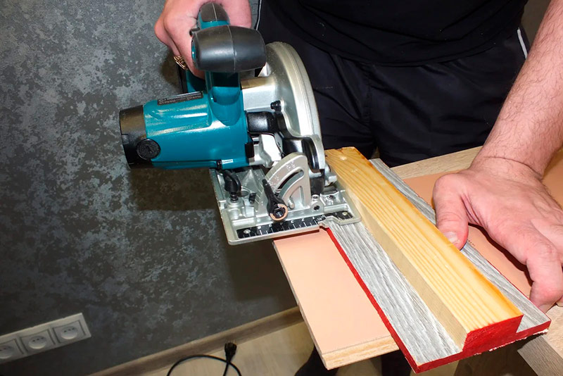 sawing a laminate with a circular saw