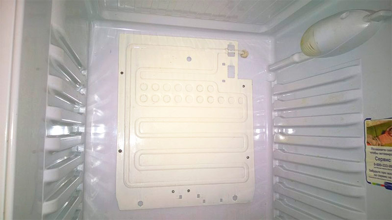 Odpařovač chladničky s odmrazovacím systémem