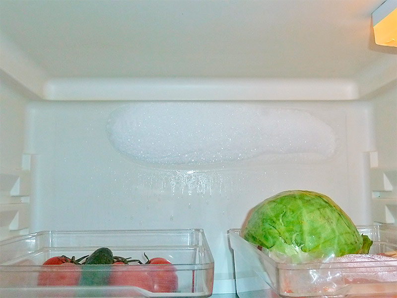 De achterkant van de koelkast